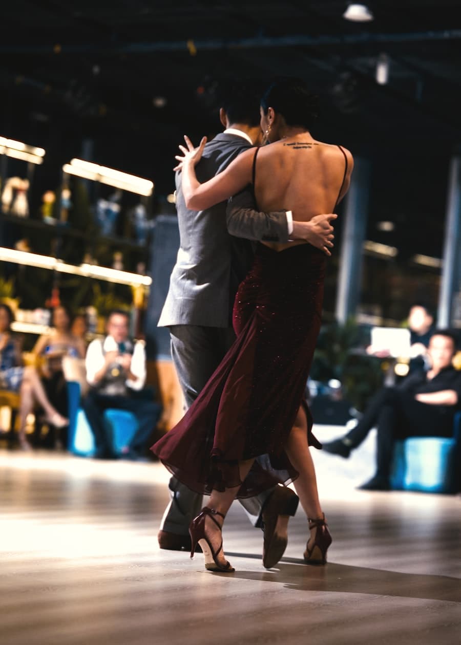 Un couple danse un tango, vu de dos